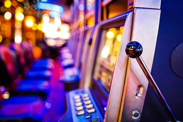 erek 32 mobile app interface showing live football markets and live-dealer casino tables