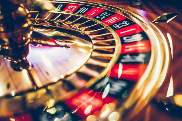 Mega Moolah slot game interface showing animal symbols and jackpot wheel on erek 32